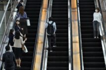 埼玉では歩かずに立ち止まることを義務づける条例まで施行されたエスカレーター…トラブルが起きやすい事情とは(時事通信フォト)