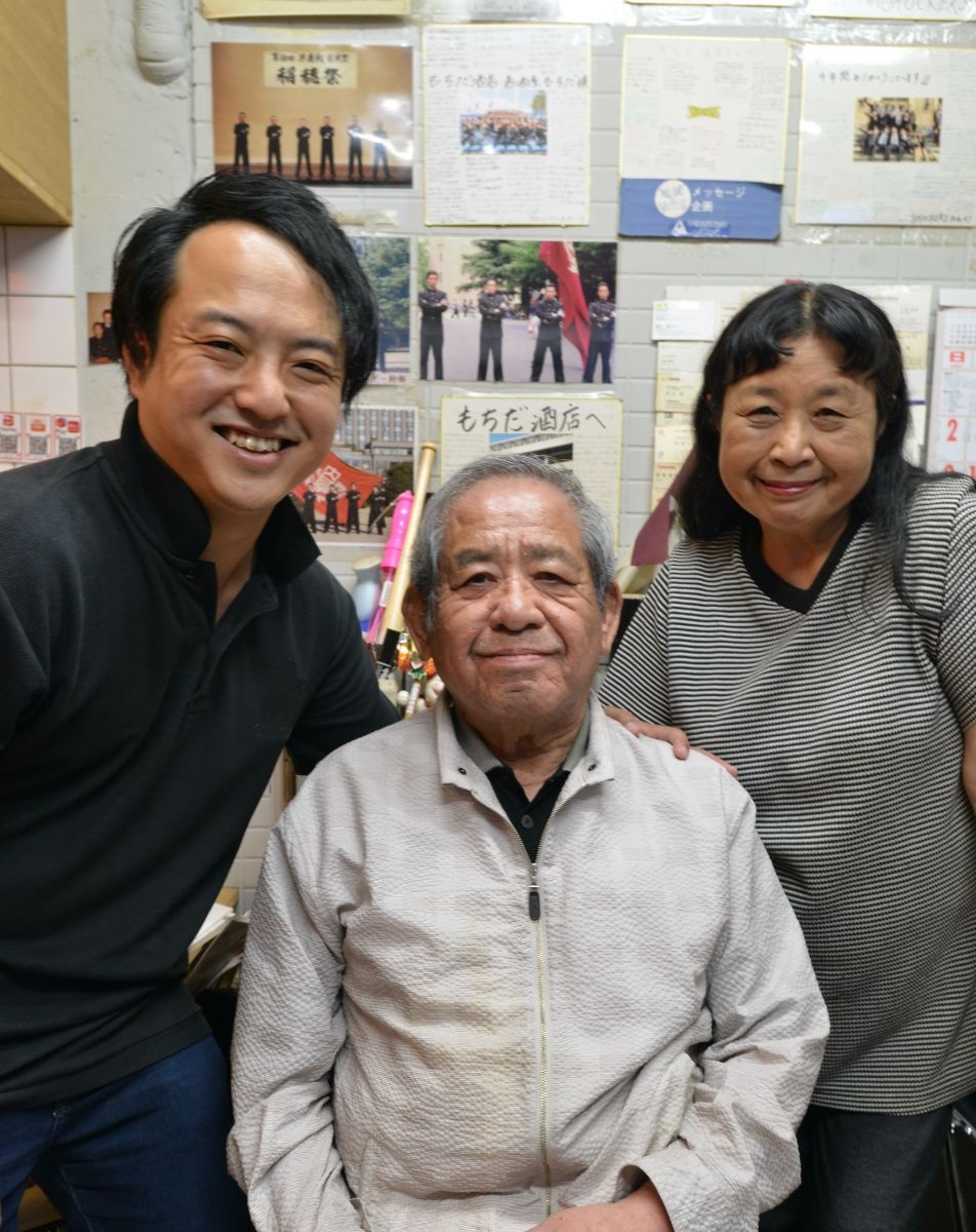 （写真左から）角打ちを運営する店長の清武大貴さん、店主の望田健二さんと妻の路子さん