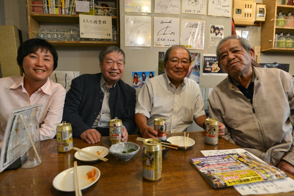 主人（右）を囲んで、早稲田OBの面々も愉快に酒を傾ける