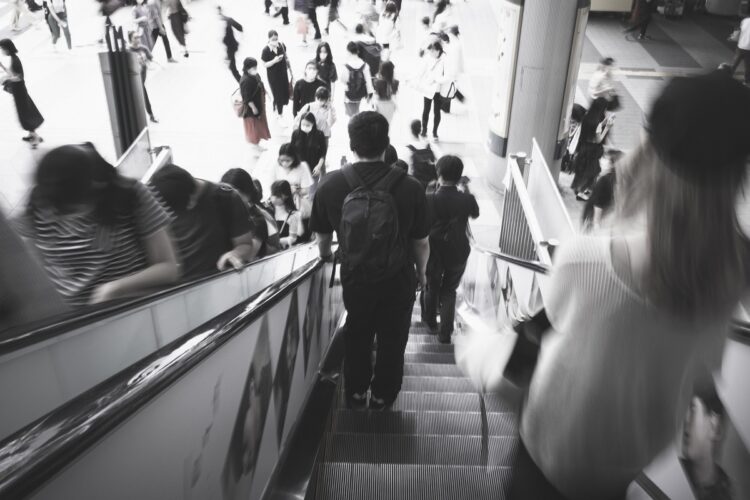 さまざまな乗り方をする人がいる（写真は渋谷駅）