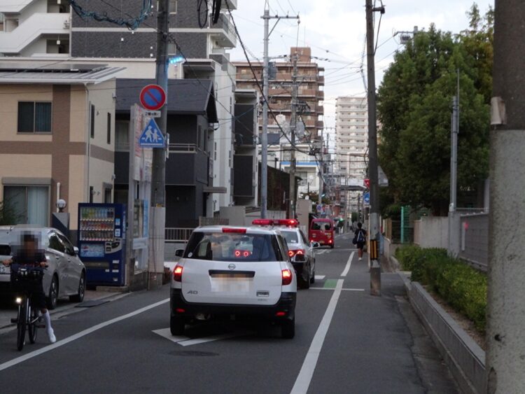 周囲をパトロールする警察