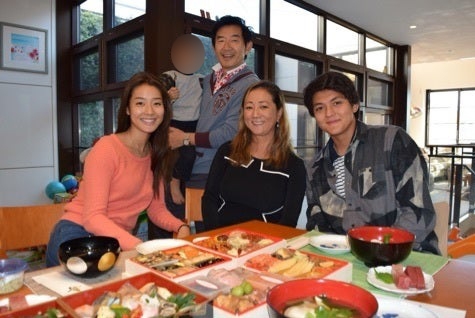 すみれや石田純一家族と食事した松原さん（写真は東尾理子のブログより）