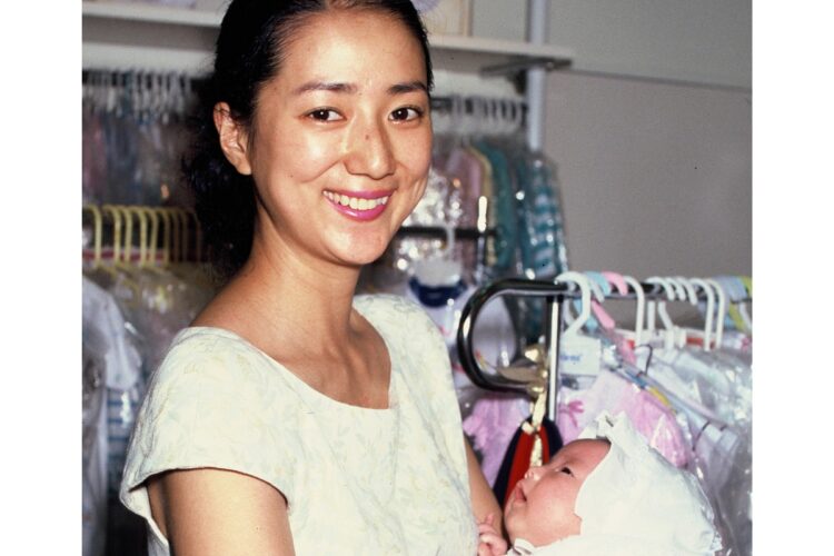 すみれの1か月検診に都内の病院を訪れた松原さん(1990年8月)