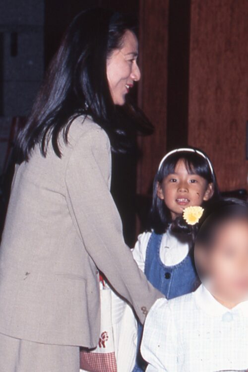 松原千明さんと幼い頃のすみれ（1997年撮影）