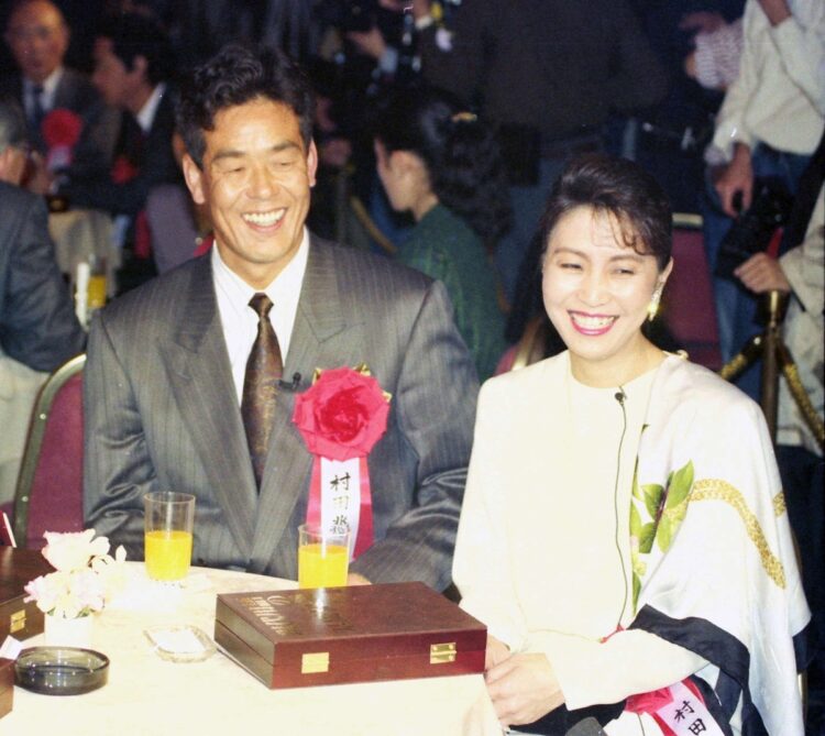 淑子さんは村田さんを「昭和生まれの明治男」と評した。1990年11月、新語・流行語大賞表彰式にて（写真／アフロ）