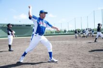 離島の中学生球児のための「離島甲子園」で熱心に指導していた村田氏(2017年8月、撮影・藤岡雅樹。以下同)