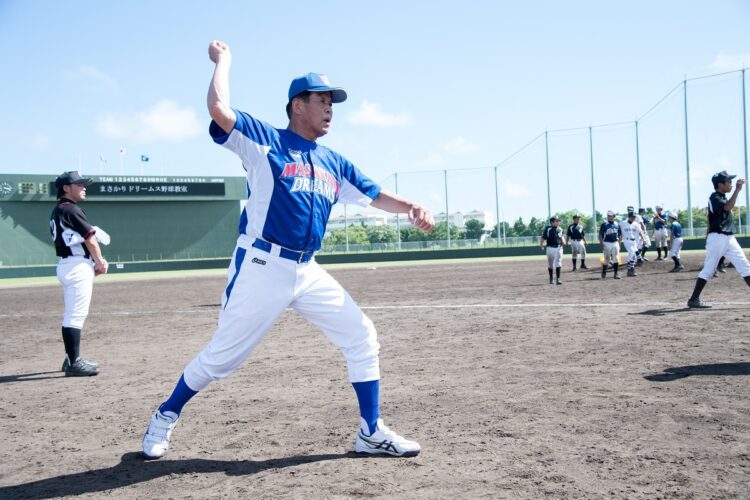 離島の中学生球児のための「離島甲子園」で熱心に指導していた村田氏（2017年8月、撮影・藤岡雅樹。以下同）