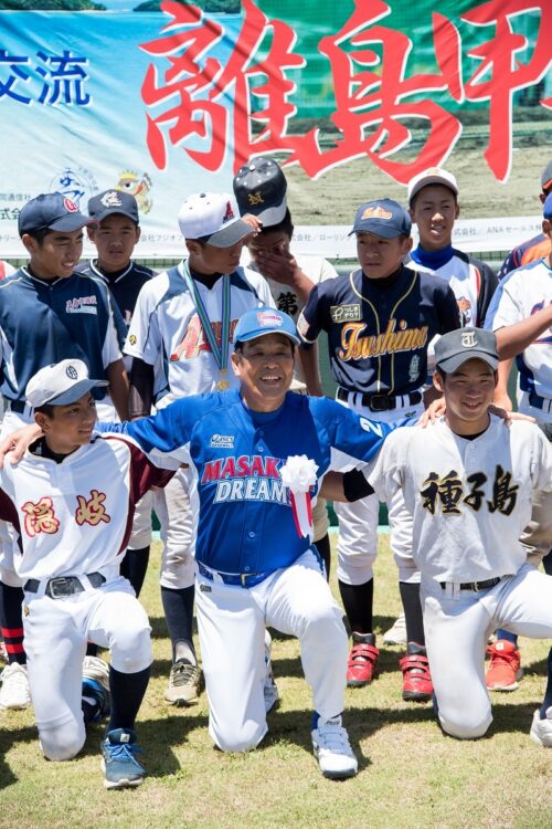 「離島甲子園」の横断幕の前で球児たちと記念撮影も