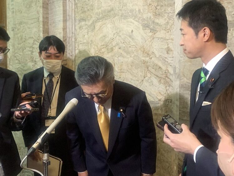 委員会審議での新曲宣伝について謝罪する日本維新の会の中条きよし参院議員（中央、時事通信フォト）