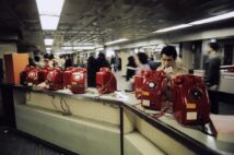 1972年、東京の地下鉄に設置されていた赤い公衆電話（AFP＝時事）