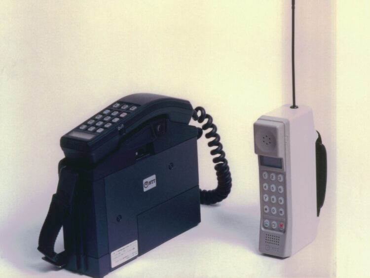 1985年に誕生した持ち歩ける自動車電話のショルダーフォン（左）は重量が約3キロ。1987年にNTT初の携帯電話サービス開始とともに発売された小型のTZ－802型（右）も約900グラムの重さだった（松下通信工業提供、時事通信フォト）