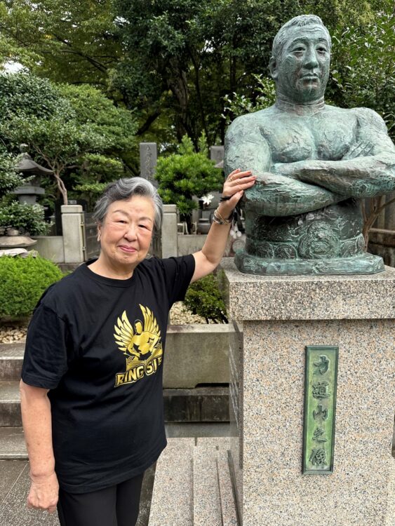 力道山のお墓参りに訪れた田中敬子さん