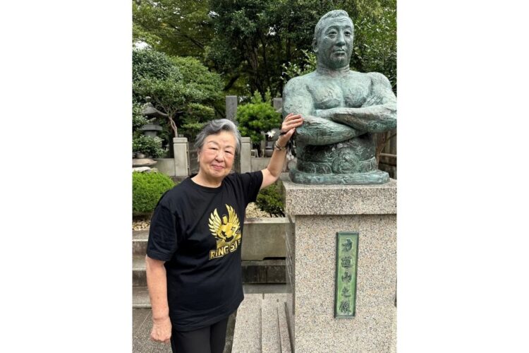 力道山のお墓参りに訪れた田中敬子さん