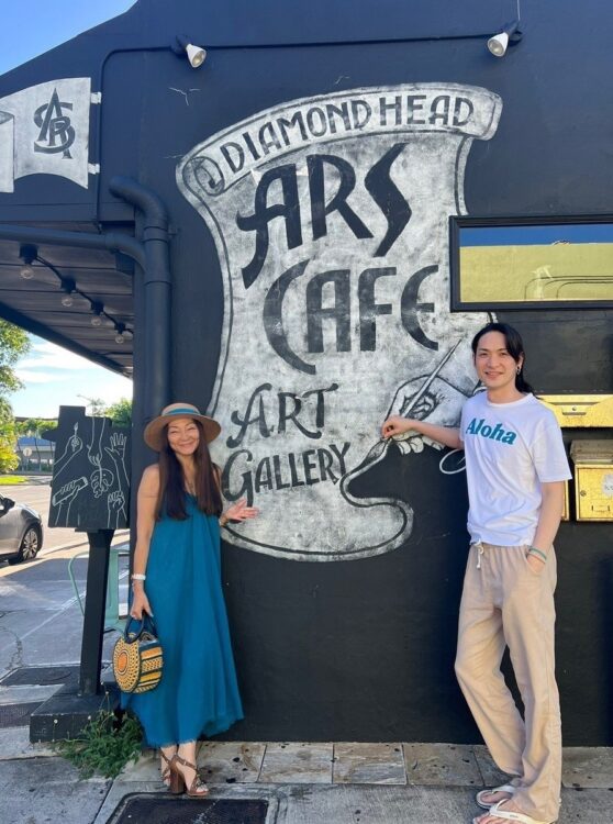 ハワイのカリスマコーディネーター、マキ・コニクソンさん（左）とホノルルの『ARS CAFE & Art Gallery』で個展（11月27日～2023年1月15日）を行うアーティストの小野裕人さん