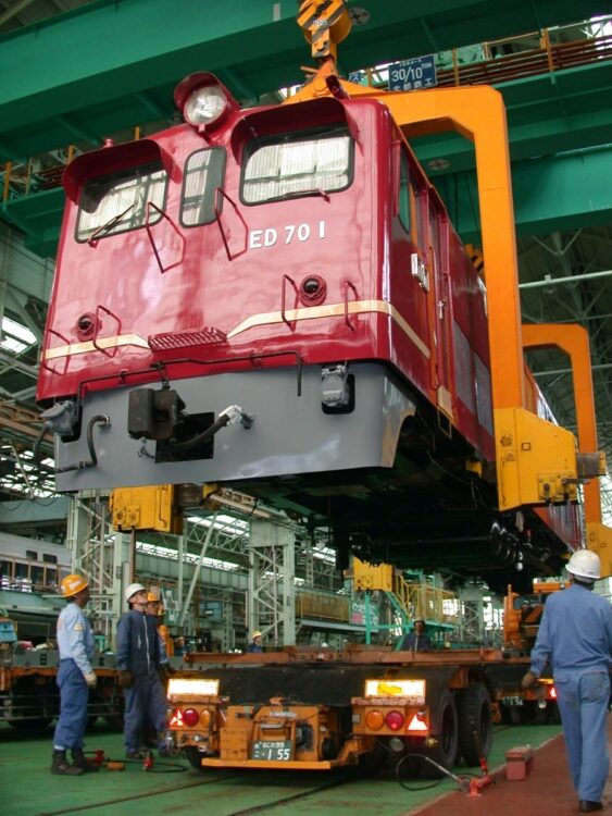 2003年、展示のためトレーラーに積み込まれる北陸線の初代交流電気機関車ED70形1号機。同機関車は1957年から北陸線の交流電化を機に旅客、貨物輸送に使用、1975年廃車となった（時事通信フォト）
