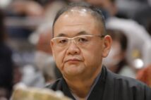 湊親方の胸中やいかに(時事通信フォト)