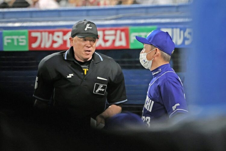 選手交代の通告が無かったと審判(左)から指摘を受ける中日の立浪和義監督(時事通信フォト)