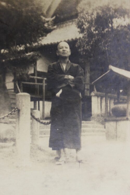 39歳の放哉。神戸・須磨寺大師堂の前で（写真提供／鳥取県立図書館）