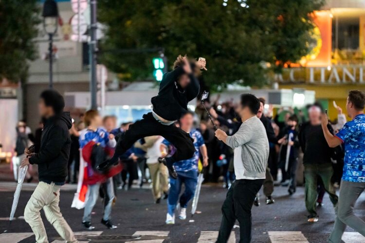 日本の勝利に歓喜する男性たち