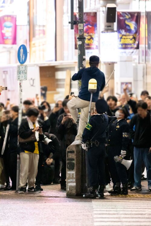 スクランブル交差点では異様な光景が