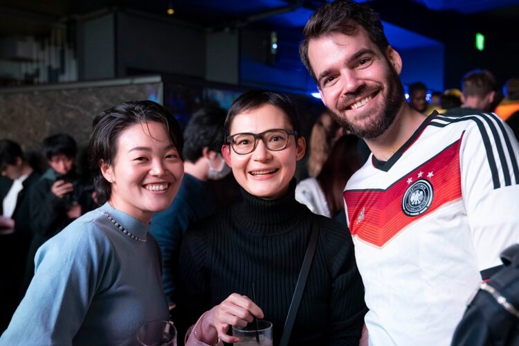日本人、そしてドイツ人の男女は取材に「渋谷の人混みにネガティブな印象はない」