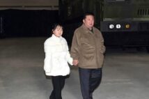 金正恩氏と娘のツーショット（写真／朝鮮通信＝時事）