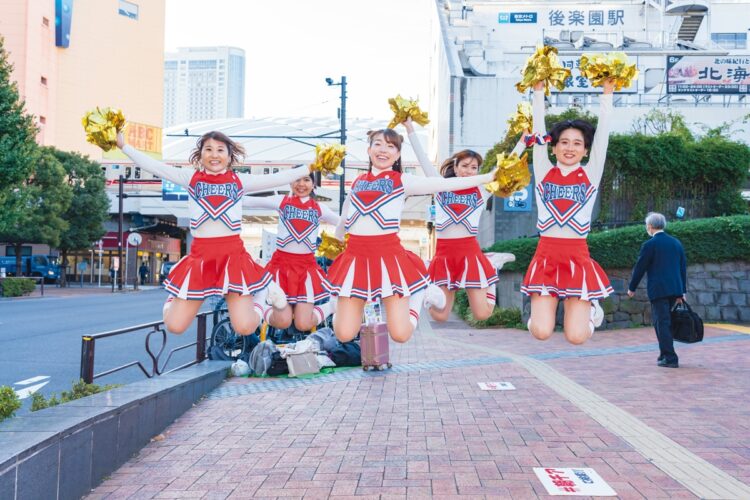 元気いっぱいの駅前チアガールは、毎週月曜と木曜の朝に新宿駅や池袋駅、後楽園駅や新橋駅、横浜駅などで活動する（撮影／井上たろう）