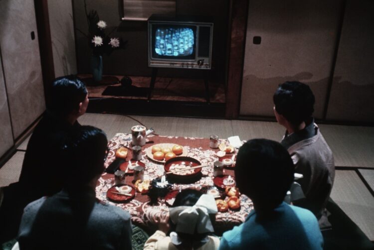 かつては一般的だった家族でテレビを囲んでだんらん（イメージ、Black Star/時事通信フォト）