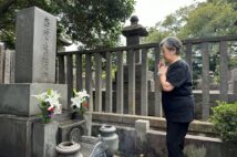 夫・力道山の墓参りに訪れた敬子さん