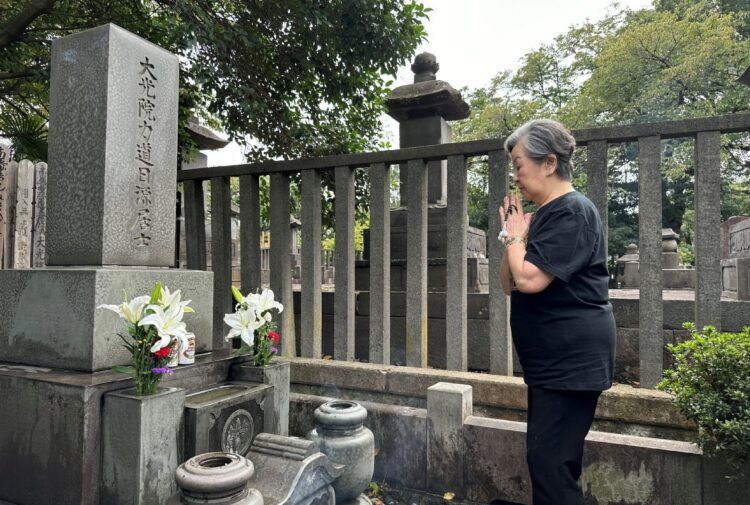 アントニオ猪木の死を報告するために夫・力道山の墓参りに訪れた敬子さん