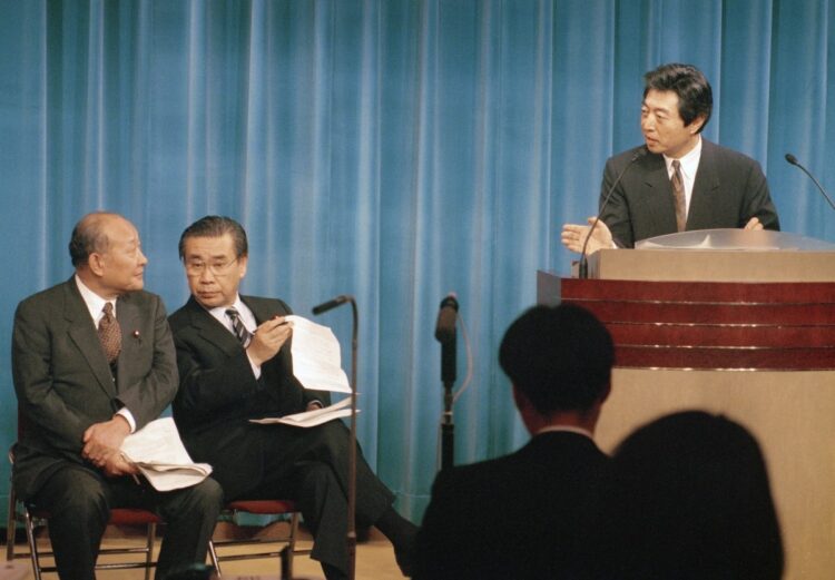 1994年2月、景気対策の合同会議を終え、記者会見する（右から）細川護熙首相、羽田孜外相、藤井裕久蔵相（時事通信フォト）