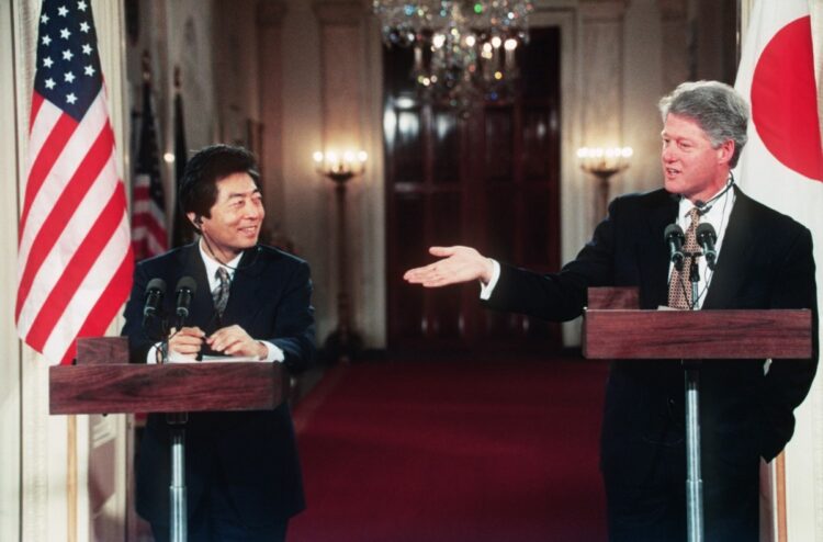 1994年2月、首脳会談後、共同記者会見をする細川護熙首相（左）とクリントン大統領（AFP＝時事）