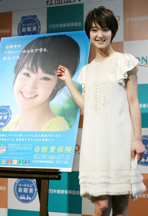 2012年度の自賠責保険制度の広報キャンペーンキャラクターは女優の剛力彩芽。1966ねんから実施されているキャンペーンで、2021年度は「おそ松さん」が起用されていた（時事通信フォト）