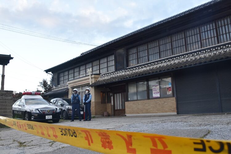 規制線が張られた丸山大輔・長野県議の自宅（時事通信フォト）