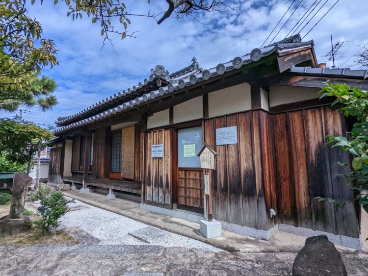 放哉終焉の地に建つ南郷庵（尾崎放哉記念館）。没後に倒壊、解体されたが、その後復元され、一般に公開されている