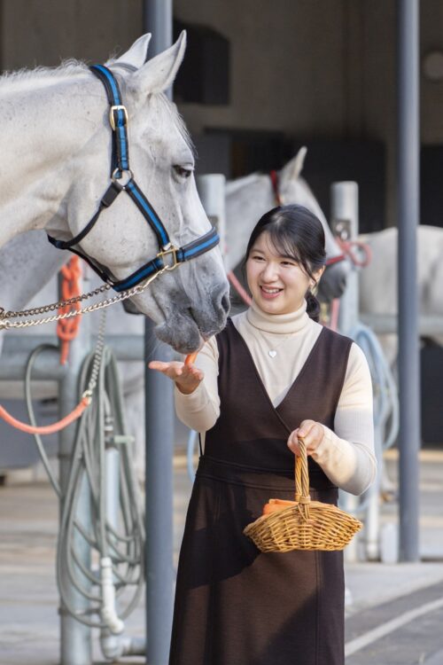 厩舎で21才誕生日写真を撮られた