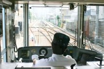 電車の運転士の掛け声「出発進行!」の本当の意味 「これから出発するぞ」ではなかった