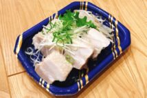 買ったお惣菜を食卓に出す時どうしてる?「トレーのまま派」と「お皿に移す派」で対立する主張