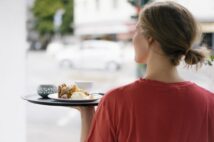 ハワイで働く日本人ウエートレス 朝だけ週数日勤務で「月収100万円」