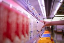 “てまえどり”が逆に食品廃棄につながる本末転倒 「夫が賞味期限ギリギリの牛乳大量に買ってくる」