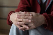 憧れの「一人暮らし」は遠のいた… 物価高騰で実家から抜け出せなくなった人たちの憂鬱