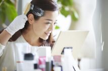 カラー剤が飛び散り受難も… 手軽で安価な「自宅で白髪染め」で失敗する人たち
