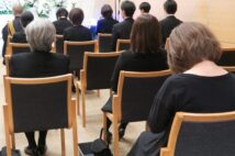 葬儀で「パンツスーツや金髪はNG」は本当か? 葬儀のプロが明かすマナーの“線引き”