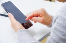 「焦りと怖さのせめぎあい」高齢母のスマホデビューを手伝った50代女性の苦労と本音