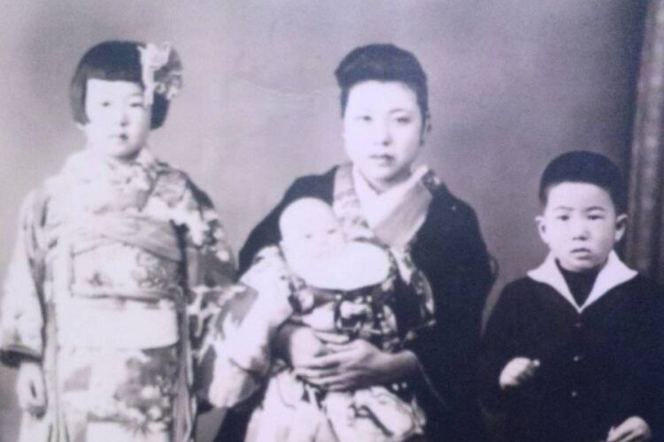 七五三の時の田中敬子と勝一（右）継母の敬子に抱かれているのが弟の英三