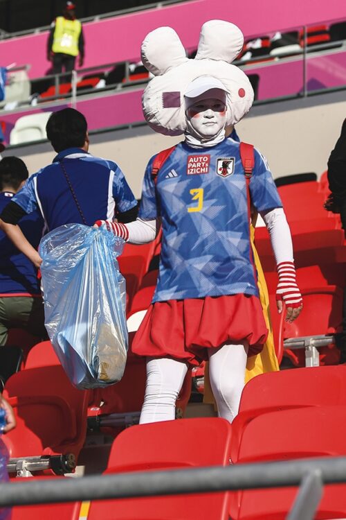 海外から称賛される日本サポーターのゴミ拾い（写真＝SipaUSA／時事）