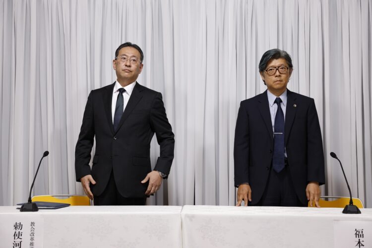 旧統一教会の本部で会見をする勅使河原秀行・教会改革推進本部長(左)と福本修也・弁護士(写真/共同通信社)