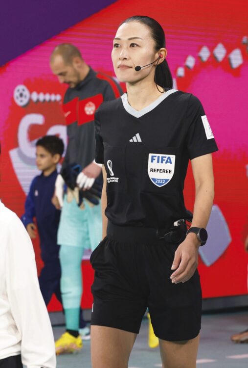 日本人審判の山下良美氏が堂々のW杯デビュー（写真／共同通信社）