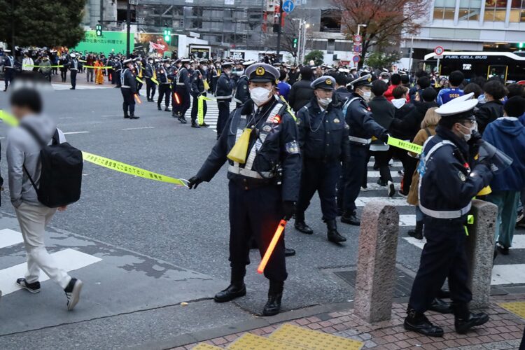 スクランブル交差点の交通整理にあたる警察官たち