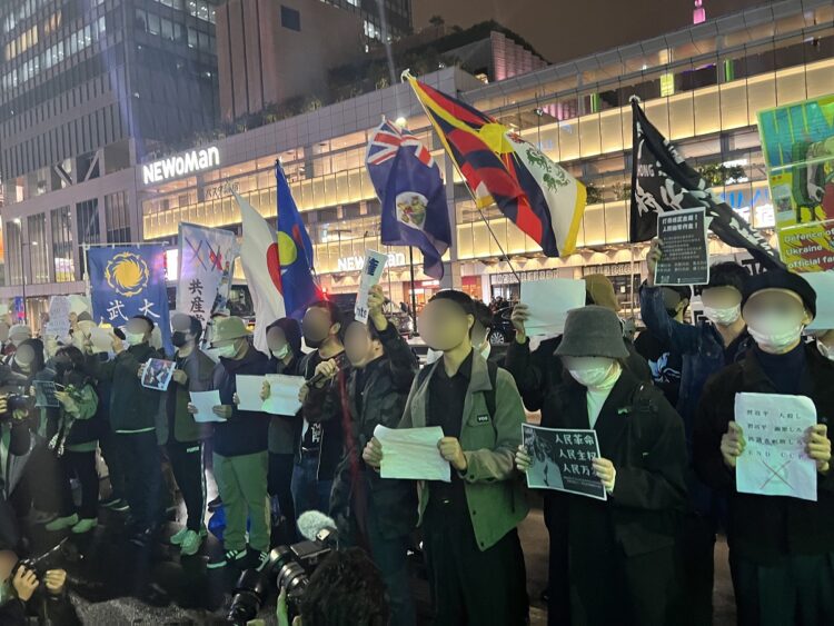 新宿駅前ではデモが盛り上がった